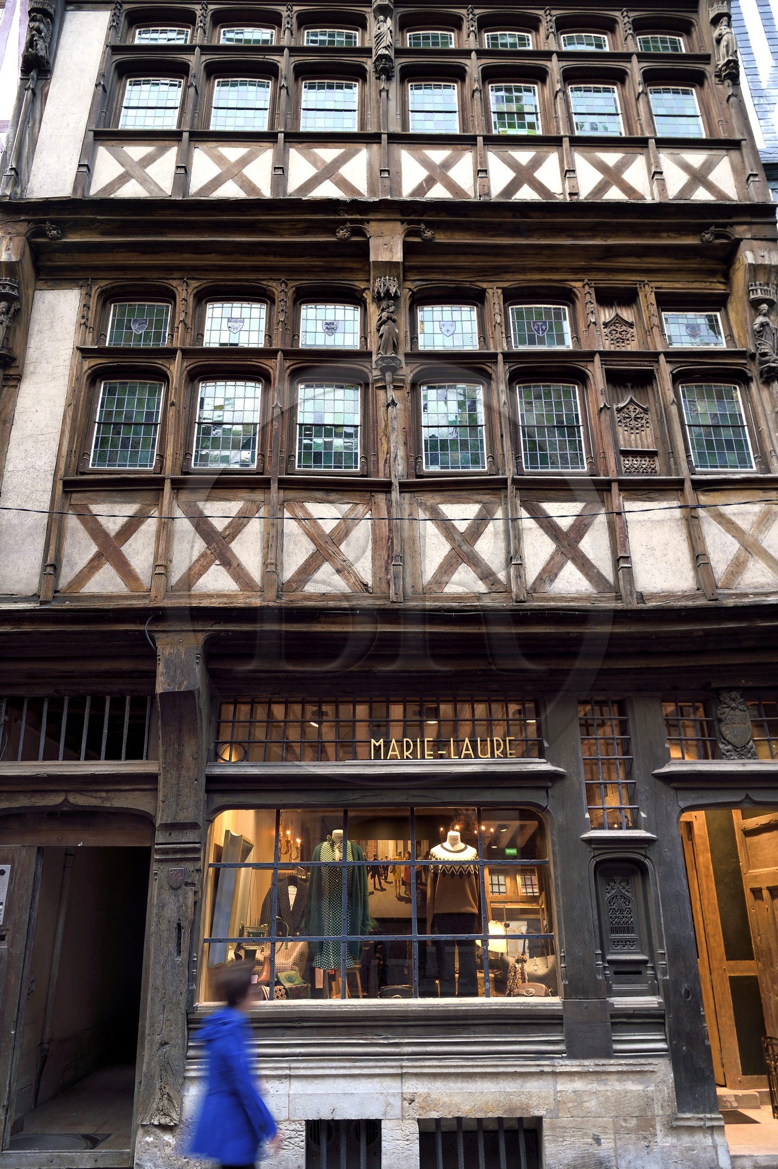 France, Seine-Maritime (76), Rouen, magasin de mode dans une maison à pans de bois de la rue Saint-Romain