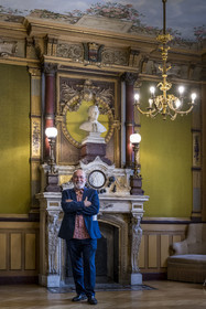 France, Loire-Atlantique (44), Nantes, quartier de Graslin, le théâtre Graslin et opéra, Alain Surrans directeur d’Angers Nantes Opéra sous le buste de Jean-Joseph-Louis Graslin