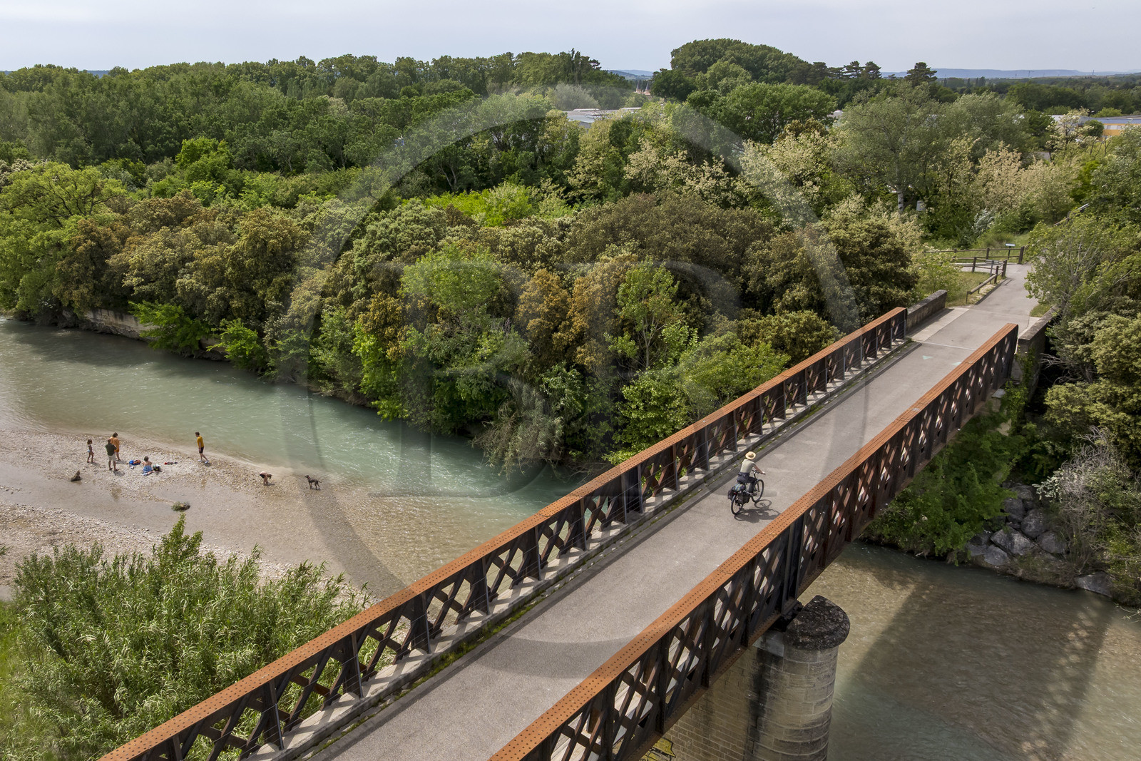 France, Vaucluse (84), Jonquières, passerelle sur l'Ouveze sur la véloroute Via Venaissia aménagée sur une ancienne voie ferrée
