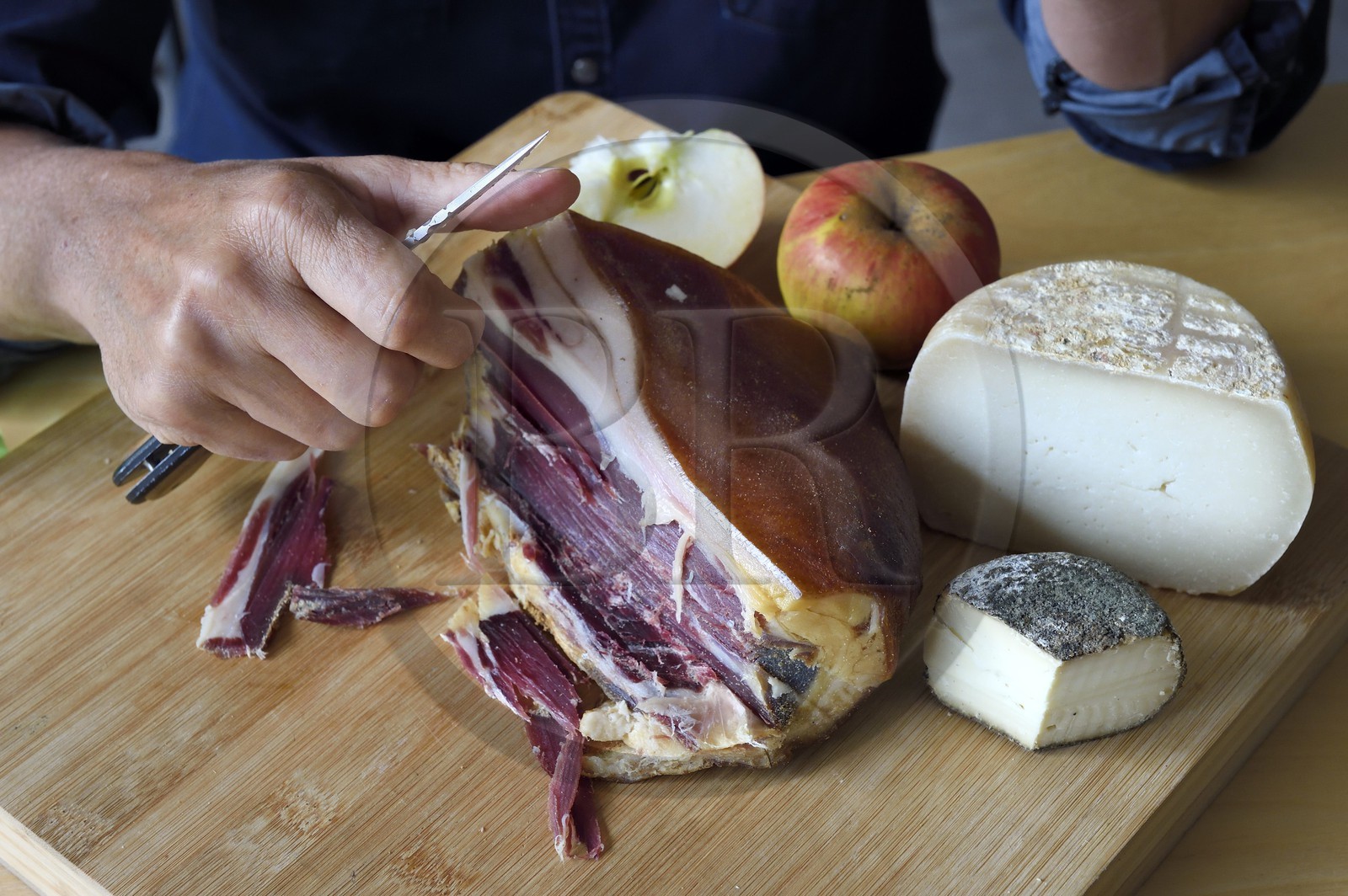 France, Corse-du-Sud (2A), Vallée du Prunelli, Bastelica, Boutique Hotel Artemisia, son directeur Christophe Gandon déguste un jambon pays accompagné de produits locaux, pomme, fromages de chèvre et brebis