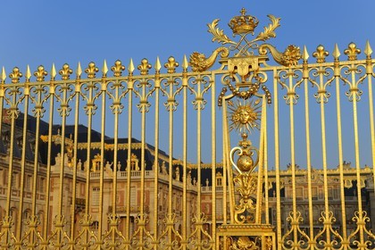 France, Yvelines (78), château de Versailles, classé Patrimoine Mondial de l'UNESCO, détail de la grille royale dessinée par Mansart séparant la cour royale restaurée en juin 2008