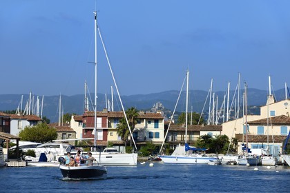 France, Var (83),  golfe de Saint-Tropez, la cité lacustre de Port-Grimaud, maisons avec leur ponton privé