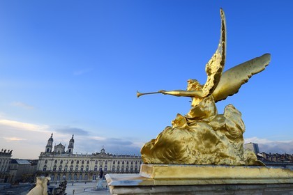 France, Meurthe-et-Moselle (54), Nancy, place Stanislas (ancienne Place Royale) construite par Stanislas Leszczynski, roi de Pologne et dernier duc de Lorraine au XVIIIe siècle, classée Patrimoine Mondial de l'UNESCO, statue de l'Arc de Triomphe (la Porte Héré), l'Hotel de ville et la cathédrale en arrière plan