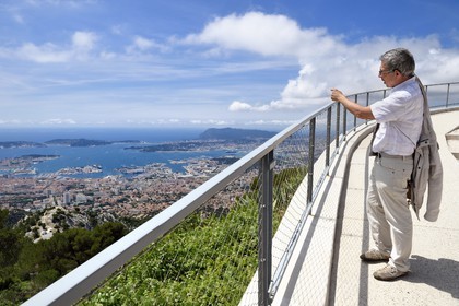 France, Var (83), Toulon, la rade depuis le Mont Faron, l'historien et écrivain Bernard Cross, la presqu'Ile de Saint-Mandrier et le Cap Sicié en arrière plan