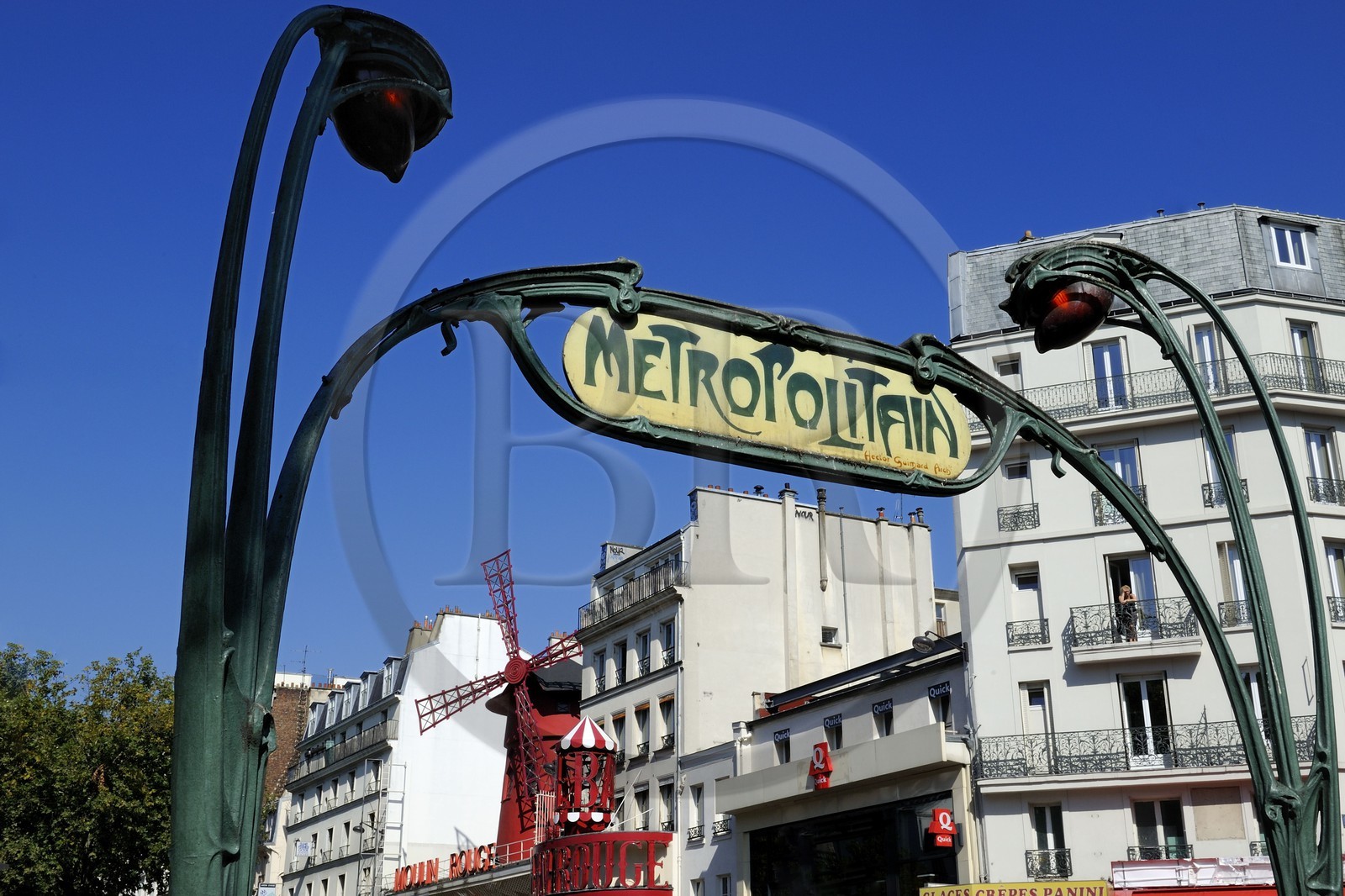 France, Paris (75), place Pigalle, station de métro de style Art Nouveau d'Hector Guimard