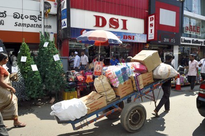 Sri Lanka, province de l'ouest, district de Colombo, Colombo, le bazar animé de Pettah dans Main street