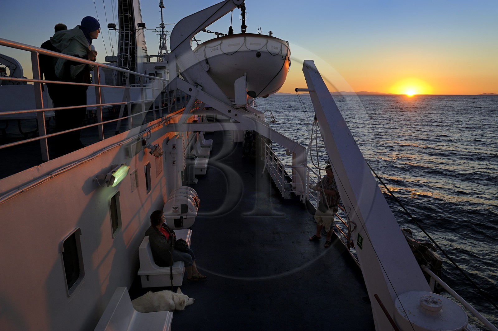 Italie, Toscane, ferry à destination de l’Ile d’Elbe au coucher de soleil