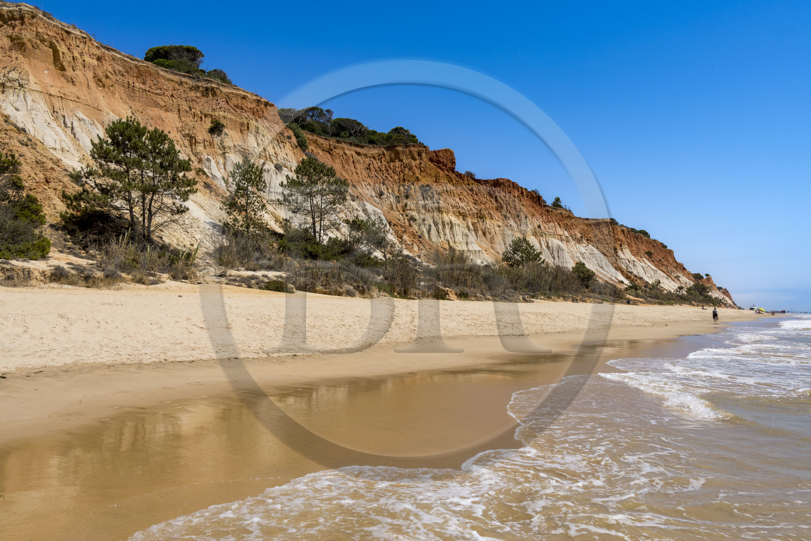 Portugal, Algarve, Olhos de Agua, la plage de Praia da Falésia surplombée par ses falaises rouges