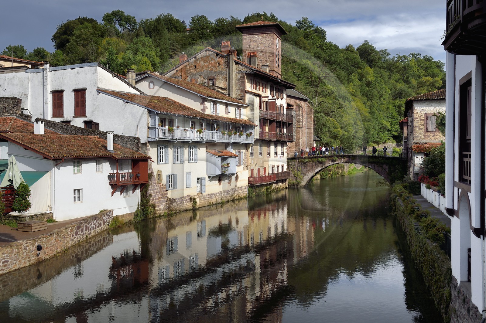 France, Pyrénées-Atlantiques (64), Pays-Basque, Saint-Jean-Pied-de-Port, le Pont Vieux sur la rivière Nive de Béhérobie et l'église de l'Assomption ou Notre-Dame du Bout du Pont