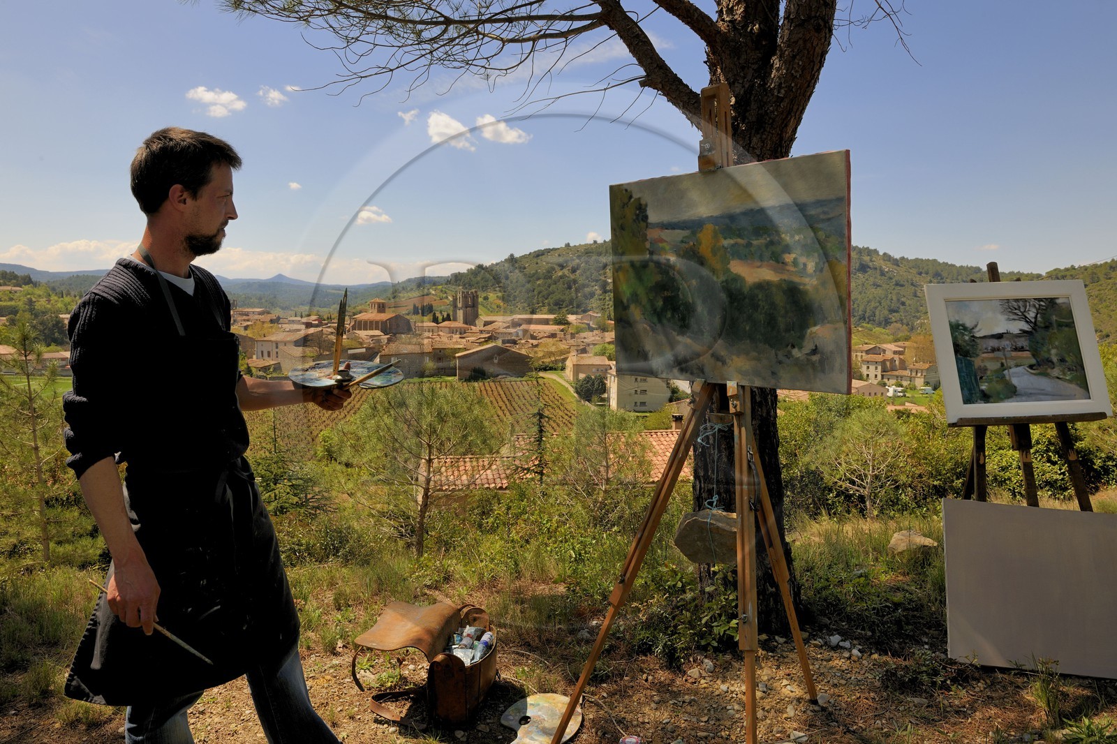 France, Aude (11), village de Lagrasse, labellisé Les Plus Beaux Villages de France, artiste peintre devant le village