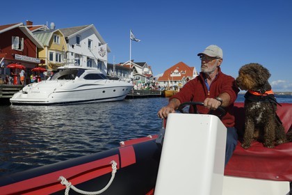 Suède, Västra Götaland, port de Smögen, Cyril et son chien Simpson