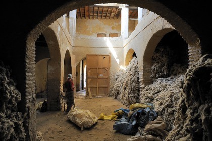 Maroc, Moyen Atlas, Fès, ville impériale, médina classée Patrimoine Mondial de l'UNESCO, Fès el Bali, stock de laine dans un ancien caravansérail ou funduq