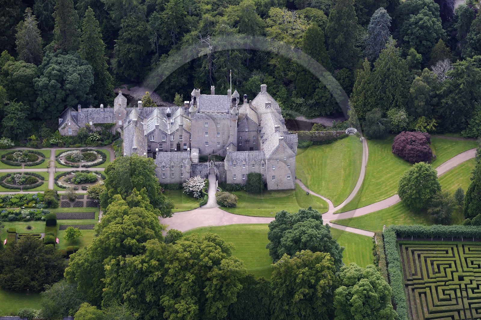 Royaume-Uni, Ecosse, Highland, chateau de Cawdor construit à la fin du XIVème siècle entouré de jardins (vue aérienne)