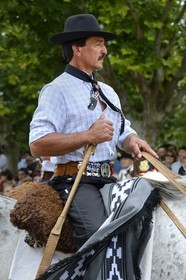 Argentine, province de Buenos Aires, San Antonio de Areco, fête du Jour de la Tradition (Dia de la Tradicion), gaucho à cheval défilant en habit traditionnel