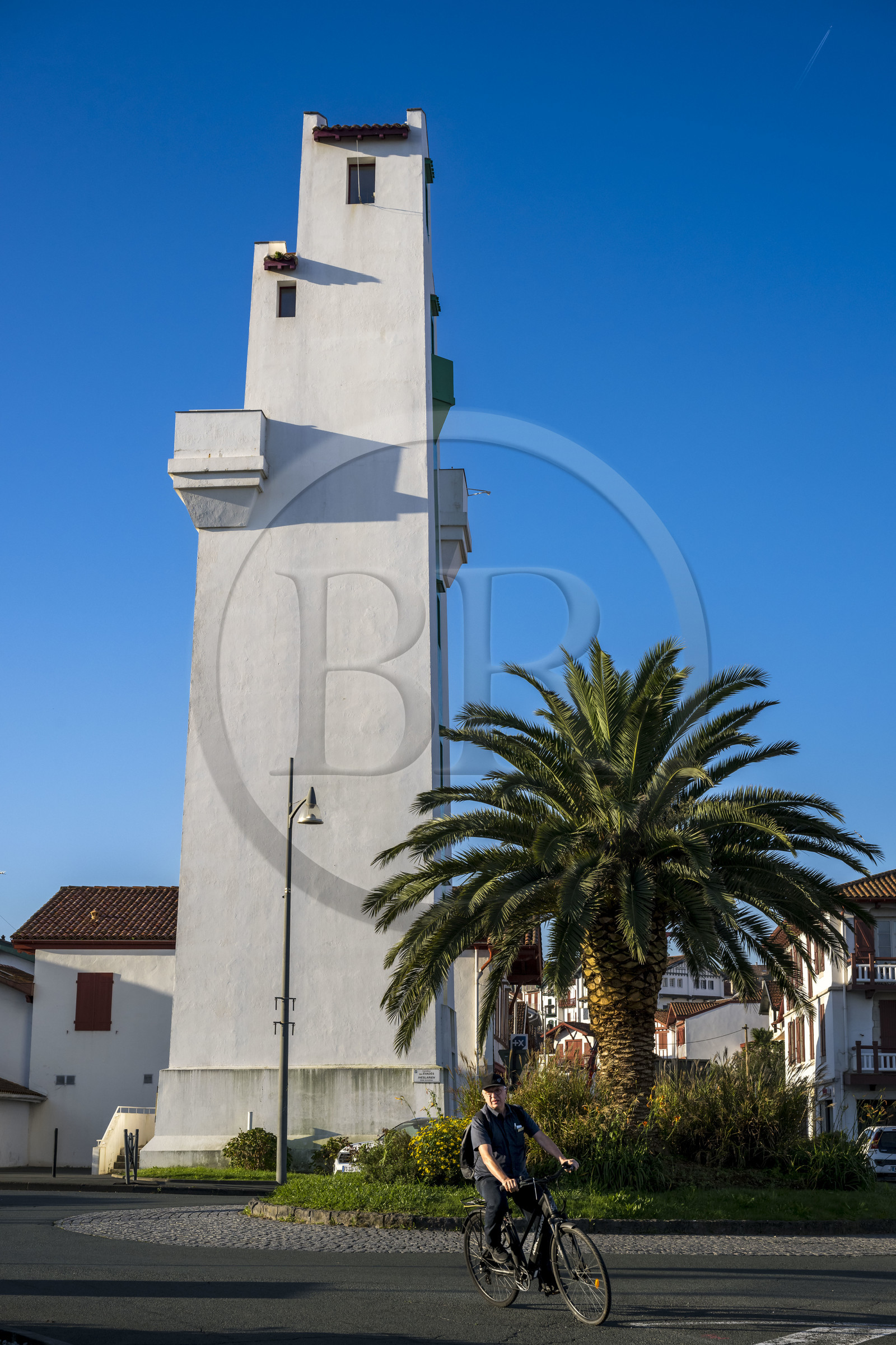 France, Pyrénées-Atlantiques (64), Pays-Basque, Saint-Jean-de-Luz, phare de Ciboure construit par André Pavlovsky en 1936, le sommet de la montagne La Rhune en arrière-plan