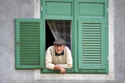 Romania, Transylvania, Sighisoara region, Noistat, old Man at the Window