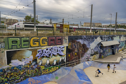 France, Bouches-du-Rhône (13), Marseille, La Friche de la Belle de Mai, ancienne Manufacture des Tabacs qui borde les voies de chemins de fer et peinture murale du skatepark