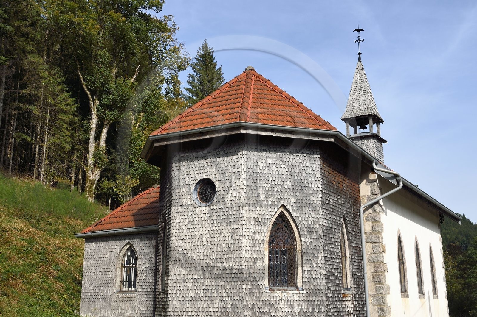 France, Vosges (88), Le Valtin, village de la haute-vallée de la Meurthe, chapelle du Rudlin avec un coq tétra en girouette, facade recouverte de tavaillons ou ancelles de bois servant à la protection contre les intempéries