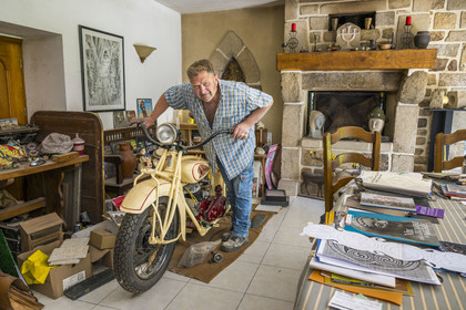 France, Morbihan (56), Locoal-Mendon, le sculpteur et tailleur de pierre Gueho Patrick