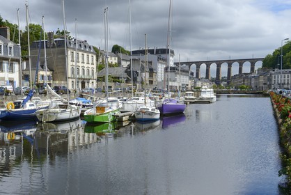France, Finistère (29), Morlaix, le port et le viaduc au dessus du centre ville