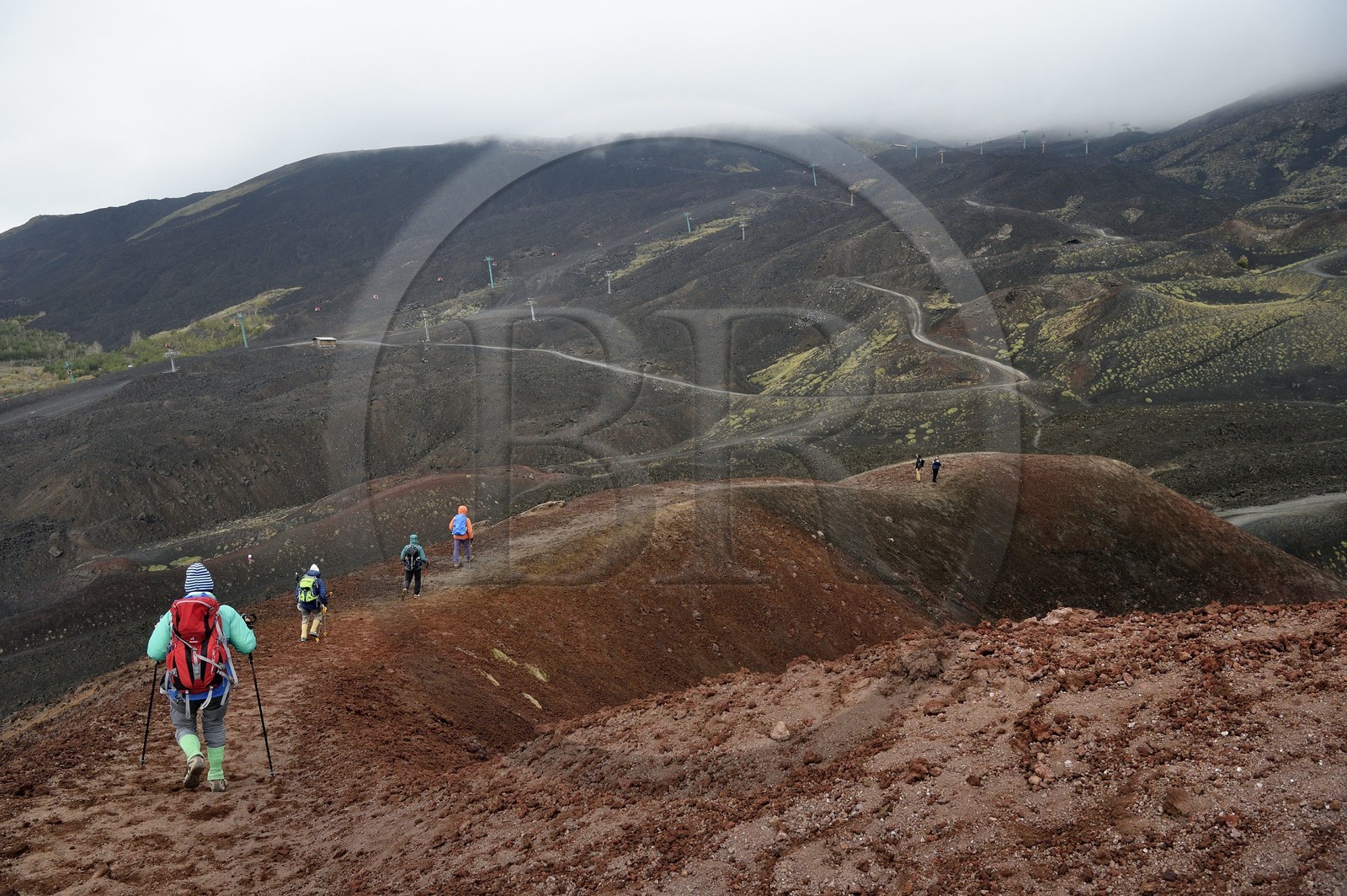 Italie, Sicile, Parc naturel régional de l’Etna, le Mont Etna, classé Patrimoine Mondial de l'UNESCO, randonneurs sur le Cratère Silvestri supérieur