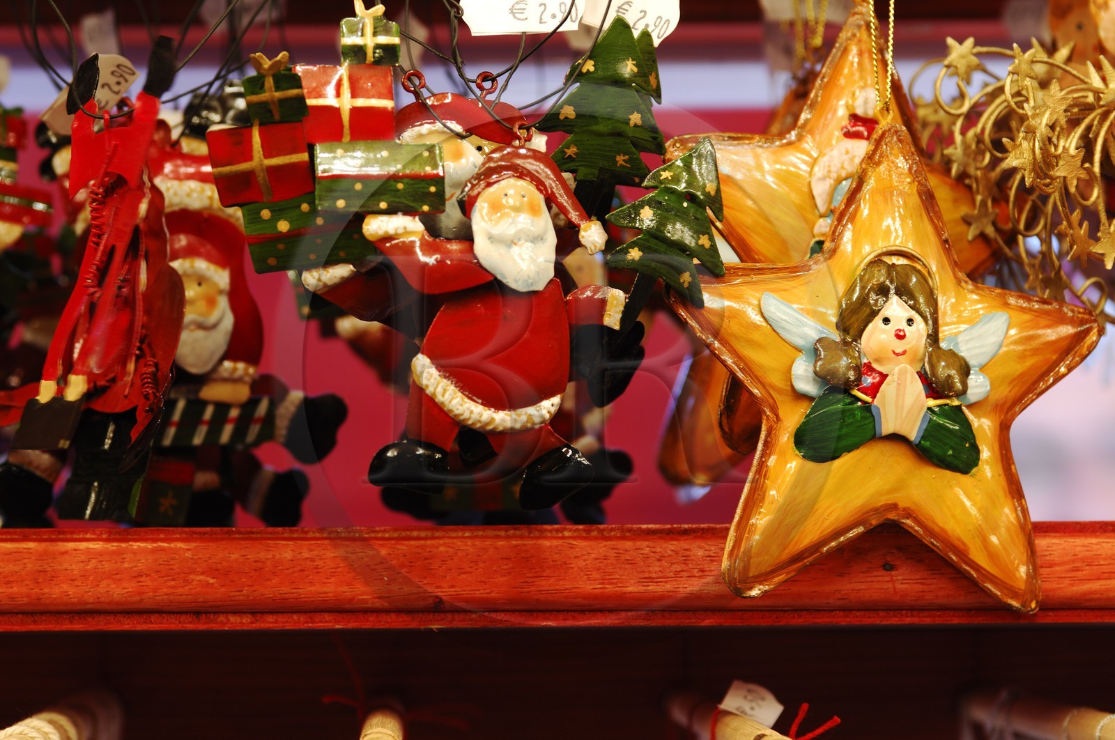 France, Bas Rhin (67), Strasbourg, vente d'objets decoratifs dans les cabanes du Marché de Noel