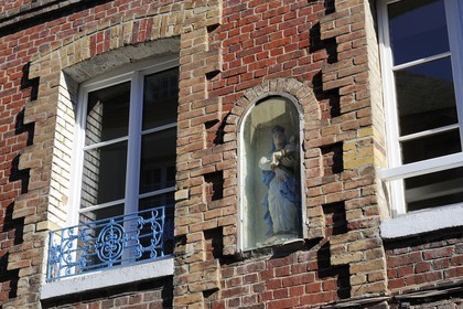 France, Seine-Maritime, Dieppe, district of the Pollet, Virgin Mary on the facade of a house in the Rue Guerrier