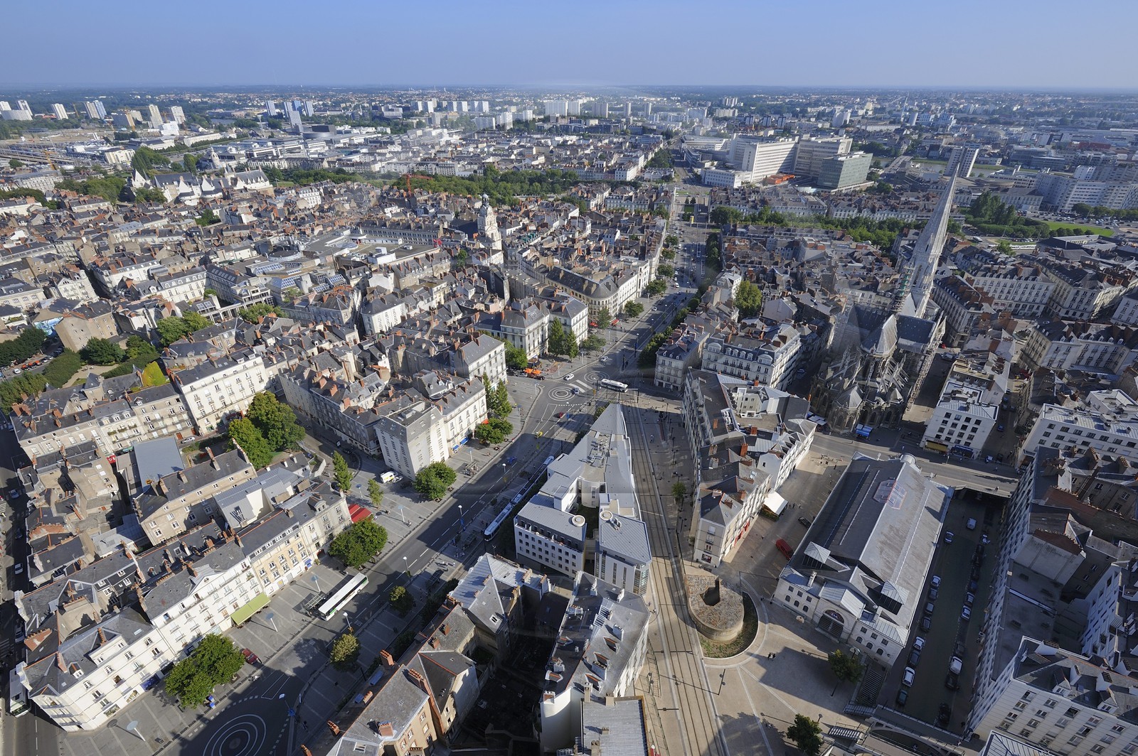 France, Loire-Atlantique (44), Nantes, l'artère principale cours des 50 otages et l'Ile Feydeau au fond