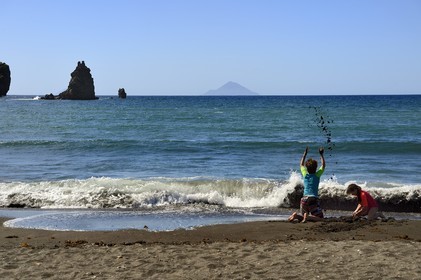 Italie, Sicile, iles Eoliennes, classées Patrimoine Mondial de l'UNESCO, ile de Vulcano, plage de sable noir de Porto de Ponente