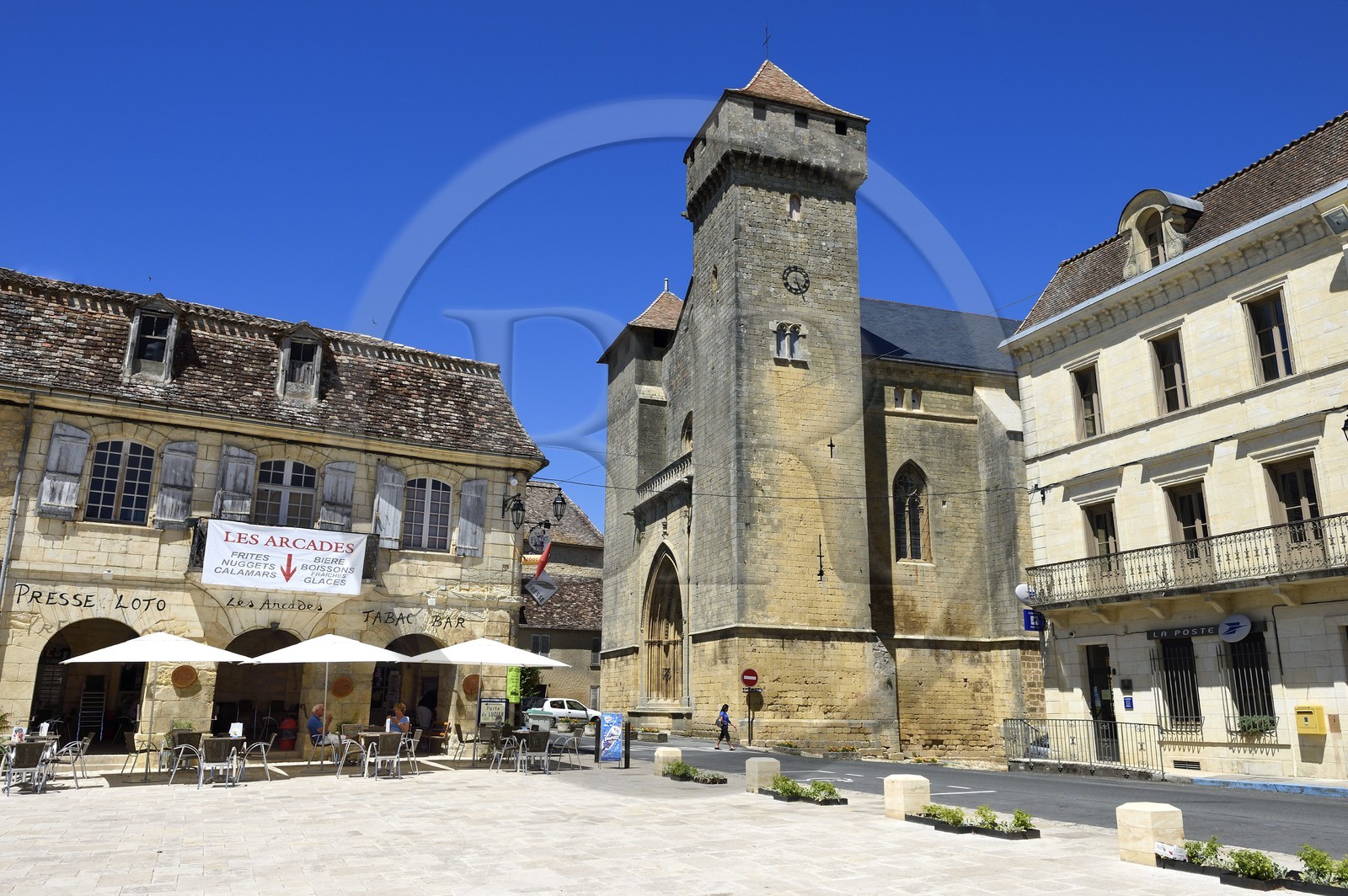 France, Dordogne, Perigord Pourpre, Beaumont du Perigord, place Jean Moulin and 13th century Saint-Laurent-et-Saint-Front fortified church in english Gothic style