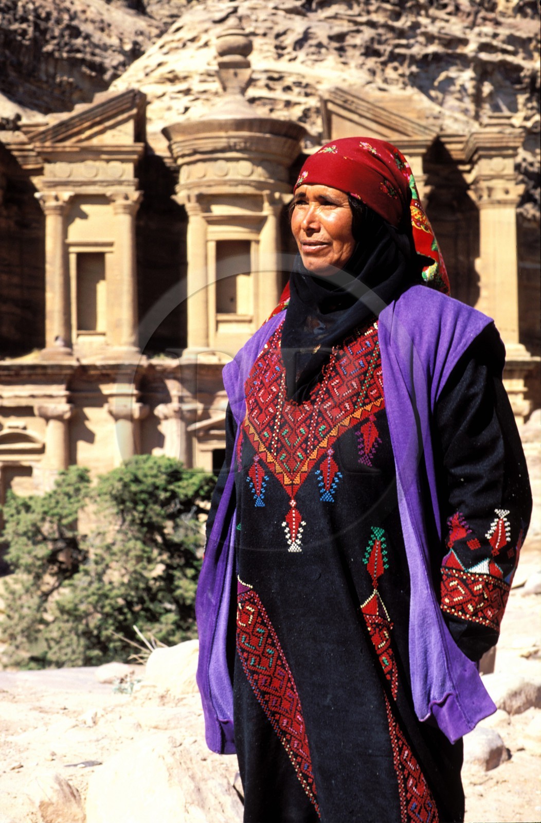 Jordanie, Petra, femme bédouine de la tribu des Bdoul devant Ed Deir (le Monastère) où elle a vécu
