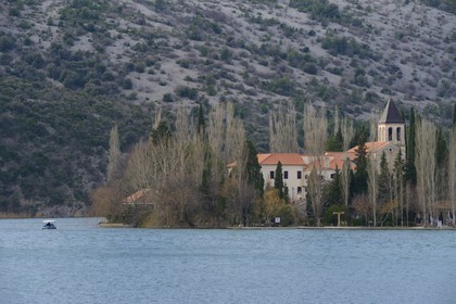 Croatie, Dalmatie, Parc national de Krka où la rivière Krka devient le lac de Visovac, monastère franciscain de l’îlot Visovac