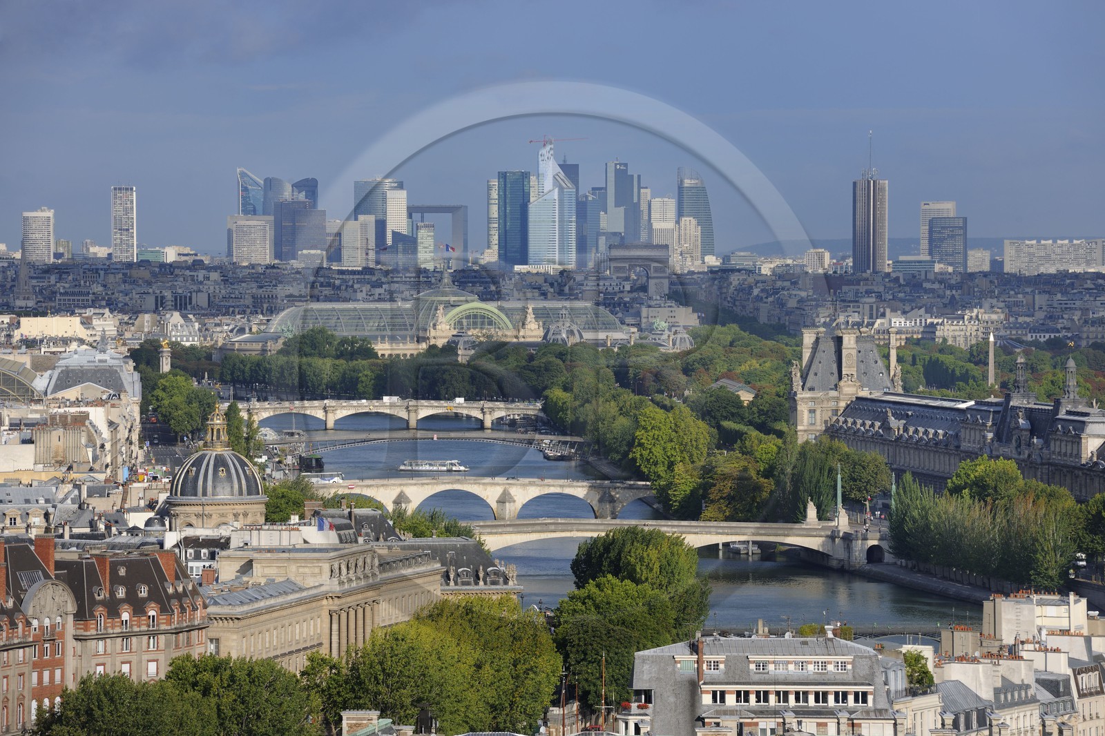 France, Paris (75), vue générale depuis la cathédrale Notre-Dame de Paris avec les rives de la Seine classées Patrimoine Mondial de l'UNESCO et les tours de la Défense