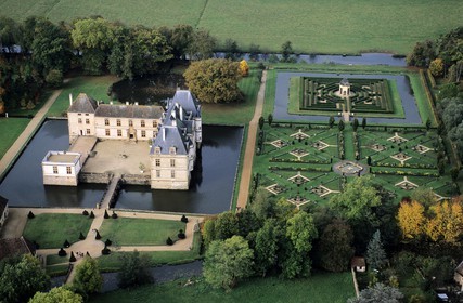 France, Saône-et-Loire (71), Mâconnais, château de Cormatin (début XVIIsiècle) et son labyrinthe (vue aérienne)