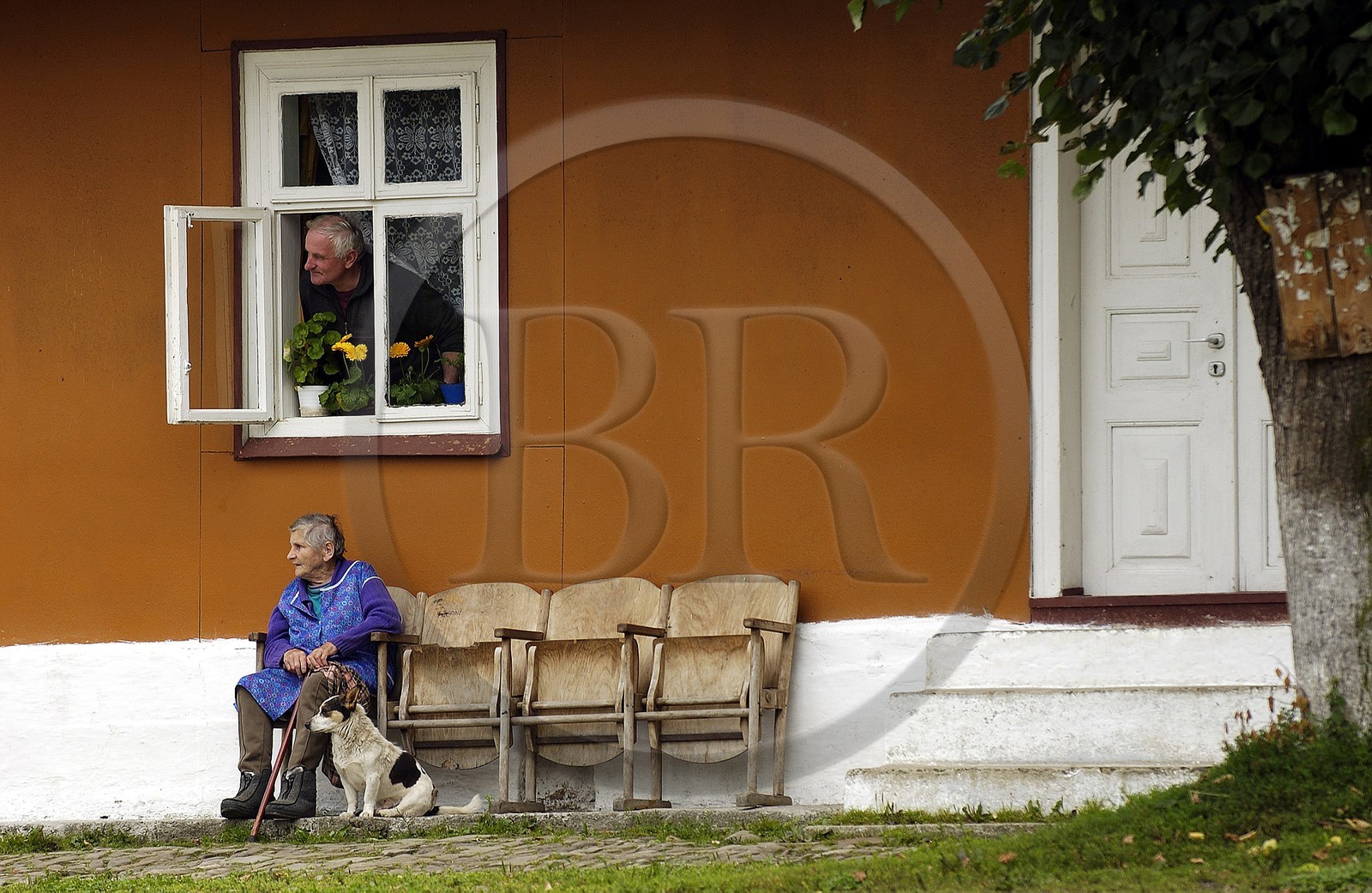 Pologne, Précarpates, couple de retraités et leur chien à Mrzyglod au nord de Sanok