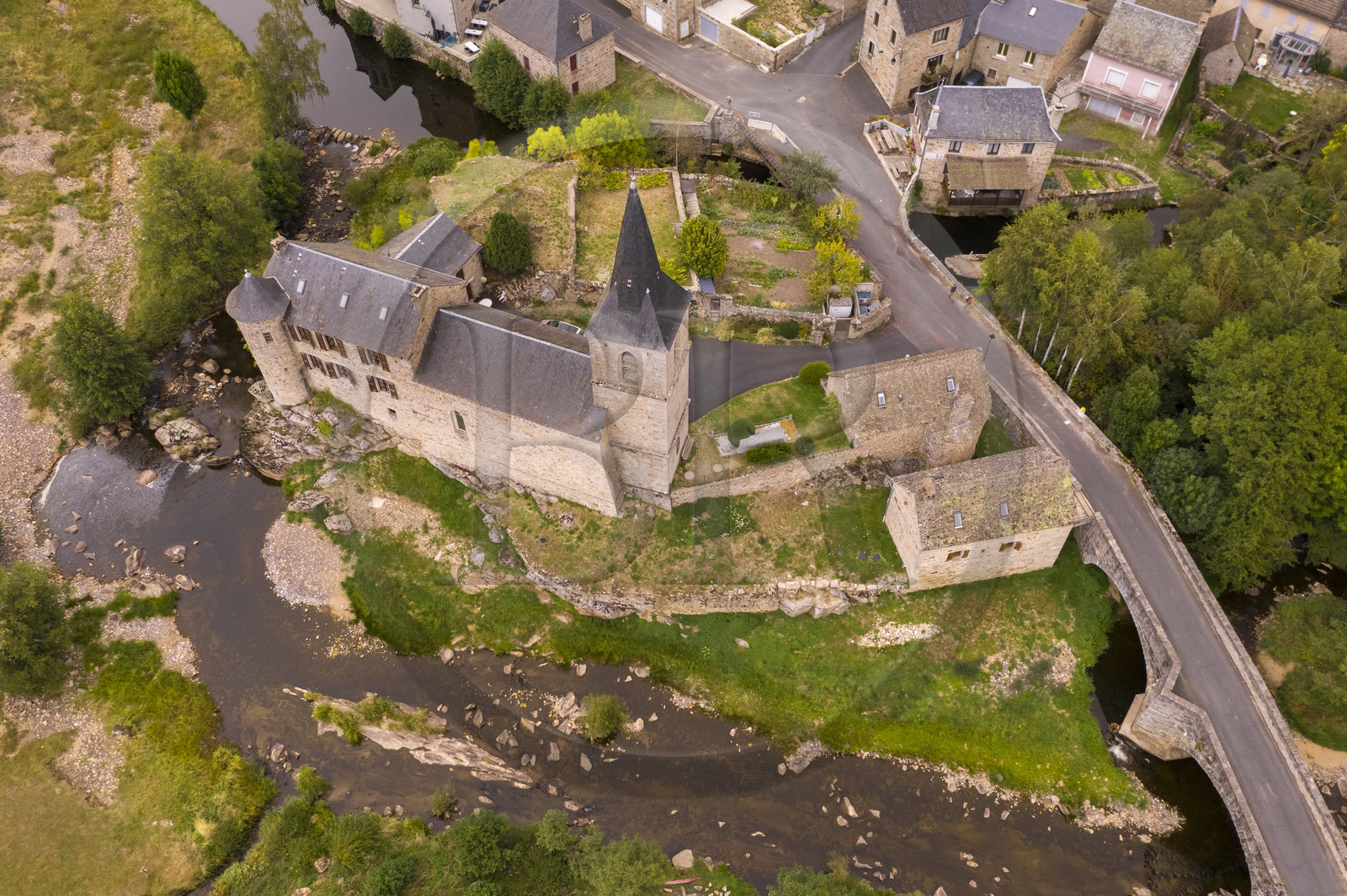 France, Lozère (48), Parc naturel régional de l'Aubrac, Saint-Juéry, l'église entourée par la rivière Bès (vue aérienne)