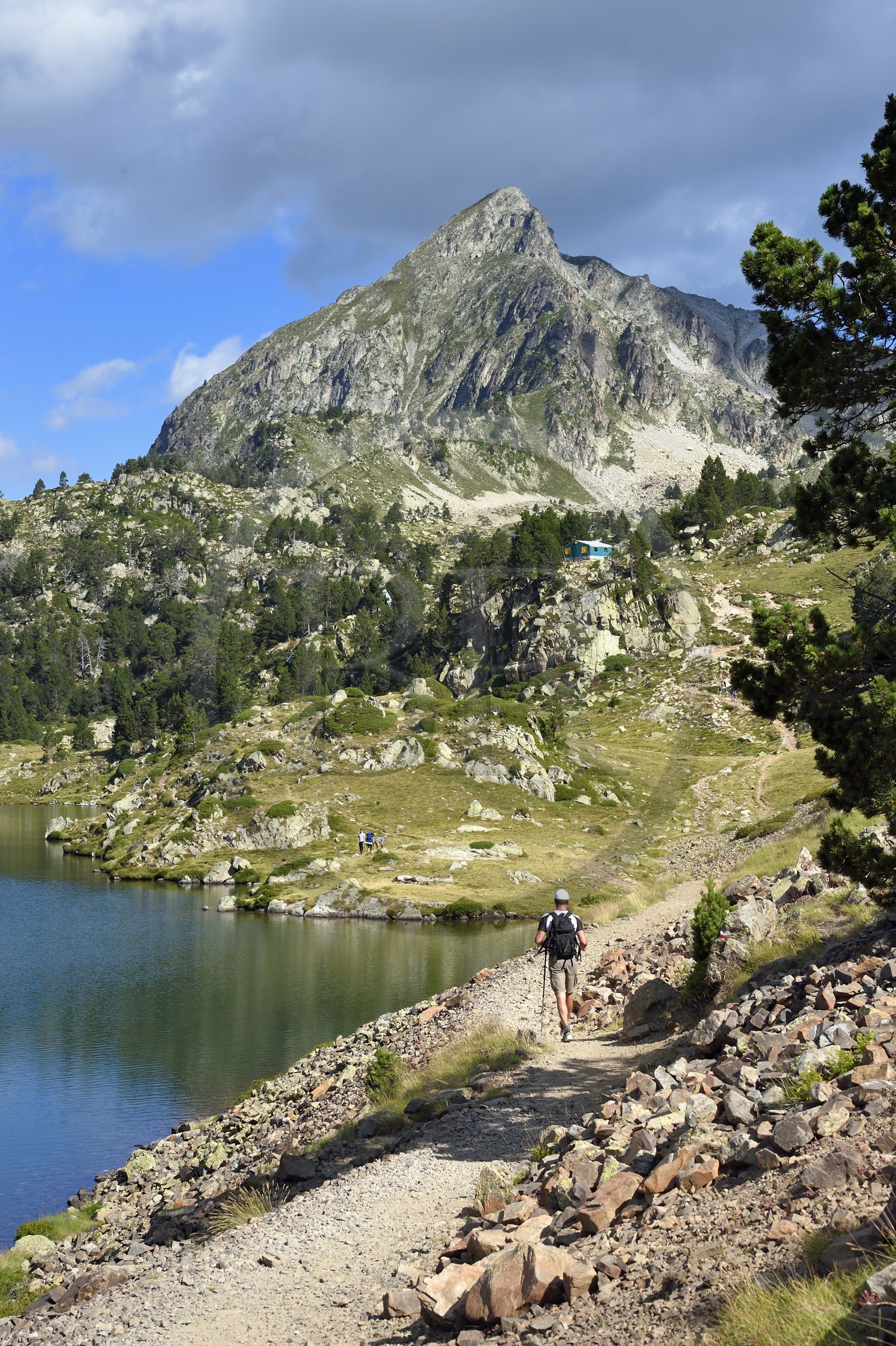 France, Hautes-Pyrénées (65), Saint-Lary-Soulan et Vielle-Aure, randonnée sur une variante du GR10 entre le col de Portet et les lacs de Bastan en bordure de la réserve naturelle de Néouvielle, lac de Bastan du milieu et le pic de Bastan en arrière plan