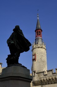 France, Charente-Maritime (17), La Rochelle, l'Hôtel de Ville et la statue du maire de 1628 Jean Guiton