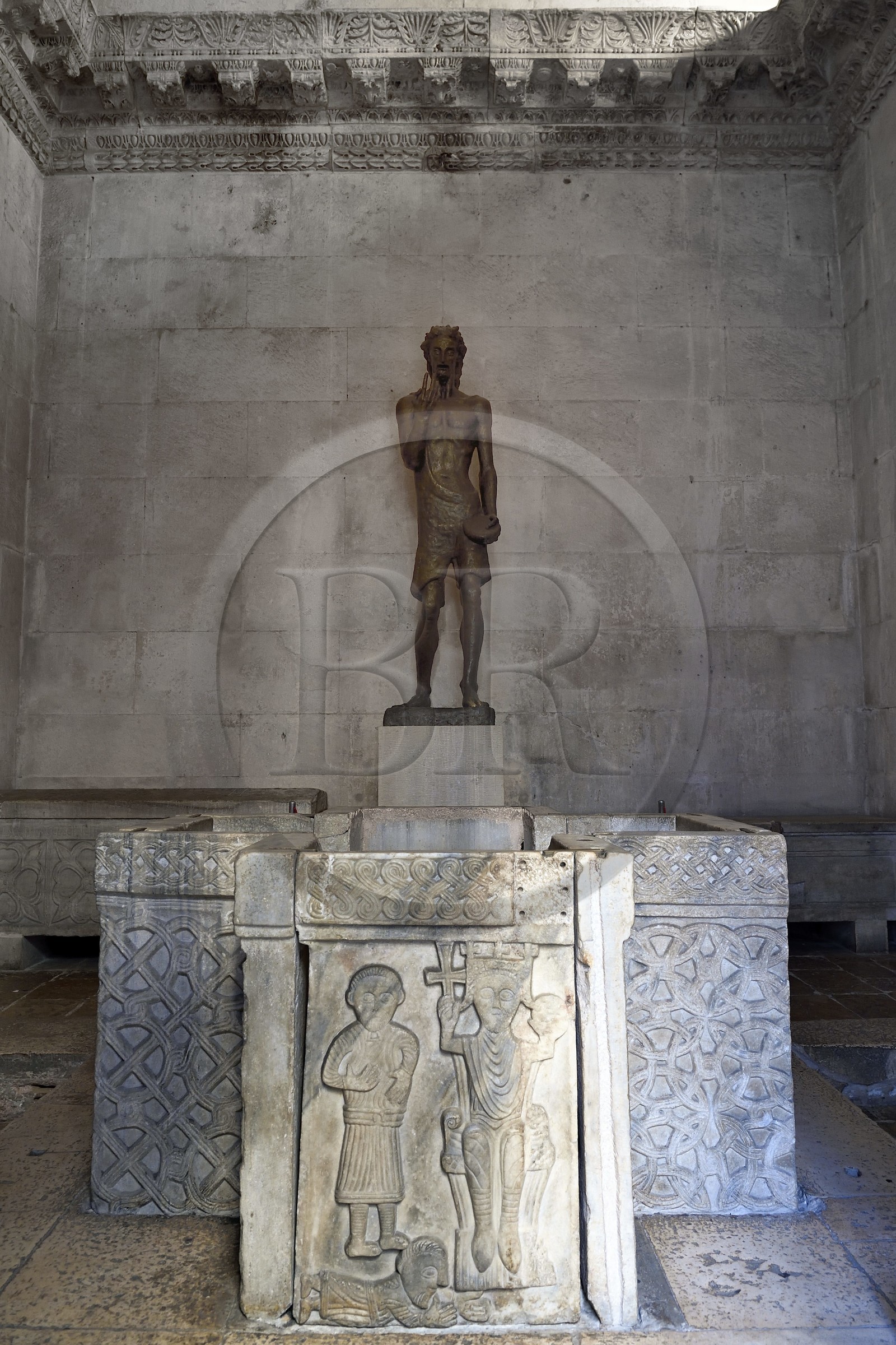 Croatie, Dalmatie, cote dalmate, Split, vieille ville romaine classée Patrimoine Mondial de l'UNESCO, palais de Dioclétien, le temple de Jupiter transformé en baptistère au VIIème siècle, statue de Saint Jean Baptiste par Ivan Mestrovic
