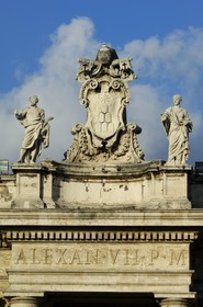 Italie, Latium, Rome, cité du Vatican classée Patrimoine Mondial de l'UNESCO, blason de la papauté sur la place Saint-Pierre