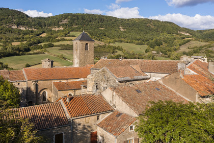 France, Aveyron (12), Causses et les Cévennes, paysage culturel de l'agro-pastoralisme méditerranéen, classés Patrimoine Mondial de l'UNESCO, Sainte-Eulalie-de-Cernon, la Commanderie Templière puis commanderie hospitalière de l'ordre de Saint-Jean de Jérusalem au prmier plan(vue aérienne)