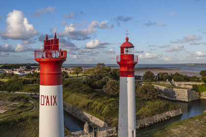 France, Charente-Maritime (17), Ile d'Aix, Fort de la Rade, phare de l'ile à deux tours construit en 1840 et fossés des fortifications en arrière plan (vue aérienne)