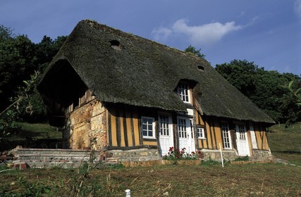 France, Eure (27), Le Bec-Hellouin, labellisé Les Plus Beaux Villages de France, une chaumière normande à toit de chaume