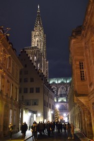 France, Bas-Rhin (67), Strasbourg, vieille ville classée au Patrimoine Mondial de l'UNESCO, la cathédrale Notre-Dame, la tour octogonale surmontée de sa flèche au bout de la rue de Rohan