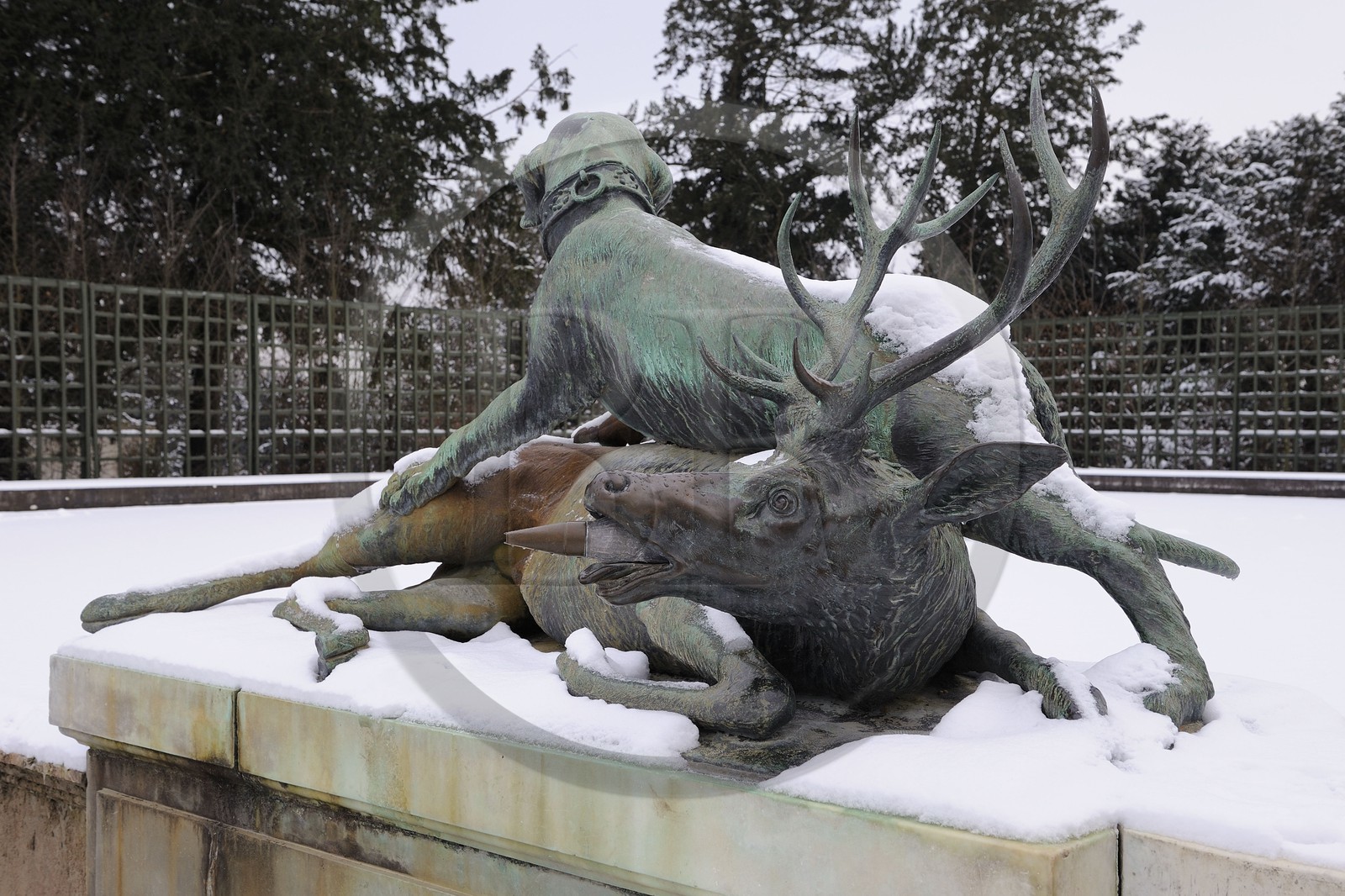 France, Yvelines (78), parc du château de Versailles sous la neige, classé Patrimoine Mondial de l'UNESCO, fontaine Le point du jour de anciennement Cabinet des animaux -  - France, Yvelines, snow covered park of the Chateau de Versailles, listed as World Heritage by UNESCO, fountain Daybreak from formerly Office of the Animals