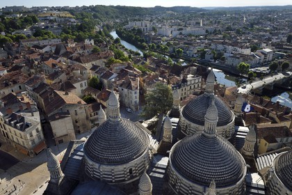 France, Dordogne (24), Périgord Blanc, Périgueux, les coupoles de la Cathédrale Saint-Front, étape sur le chemin de Saint-Jacques-de-Compostelle site classé Patrimoine Mondial de l'UNESCO, et les berges de la rivière l'Isle