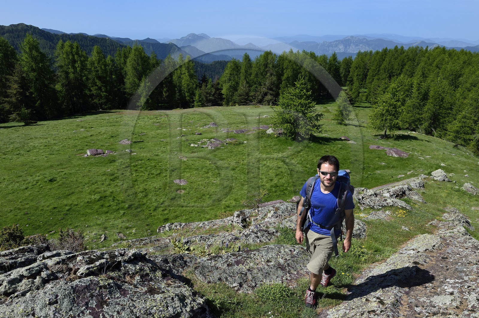 France, Alpes-Maritimes (06), parc national du Mercantour, Haute-Vésubie, vallon de la Gordolasque, vue vers le sud et la mer, le guide de randonnée Gabriel Rougerie au lieu dit Terre Rouge