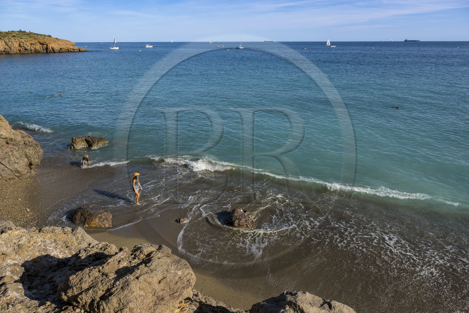 France, Hérault (34), Sète, crique de l'Anau - la Conque avec une plage de sable fin et d’eau turquoise située aux pieds des falaises de la ville