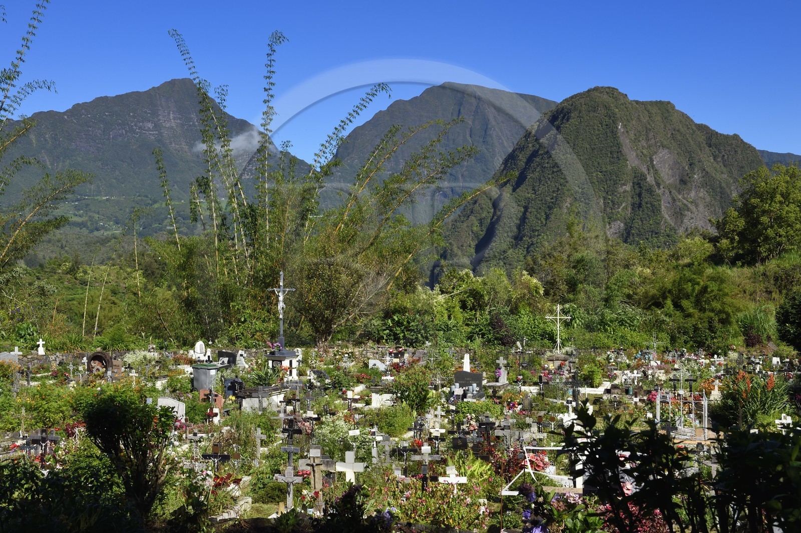 France, Ile de la Reunion, Cirque de Salazie, classé Patrimoine Mondial de l'UNESCO, Hell-Bourg, labellisé les Plus Beaux Villages de France, le cimetière constitué de tombes en pleine terre fleuries naturellement, le Piton d'Anchaing en arrière plan