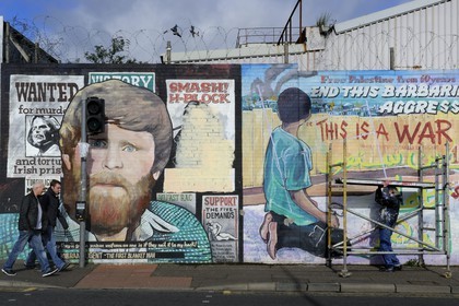 Royaume-Uni, Irlande du Nord, Belfast Ouest, le quartier catholique de Falls, International ou Solidarity Wall, peintures murales sur Falls Road, Irlande Palestine même combat